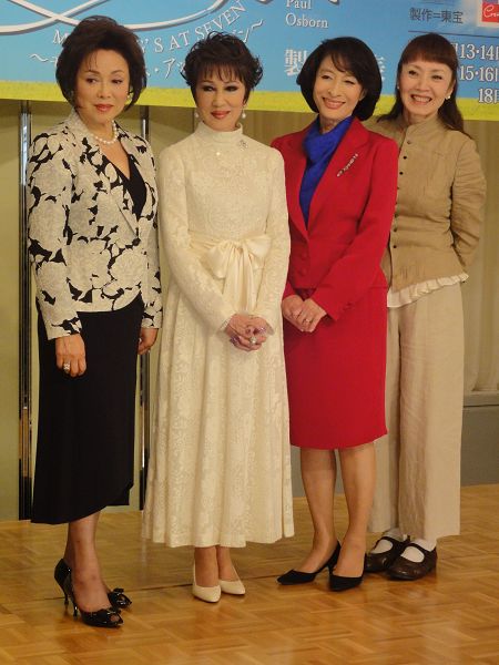 佐久間良子 浅丘ルリ子ら4人の名女優が四姉妹に扮して 舞台 姉妹たちの庭で チケットぴあ 演劇 演劇