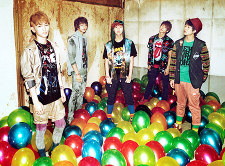 SHINee 左からキー、ミンホ、テミン、ジョンヒョン、オンユ