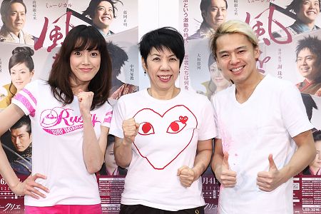 会見より。写真左から、大和悠河、謝珠栄、中川晃教 撮影：星野洋介