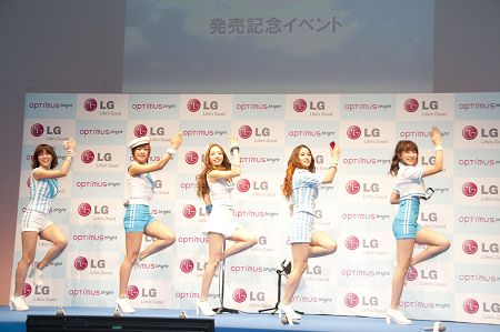 KARAパラを披露するKARA