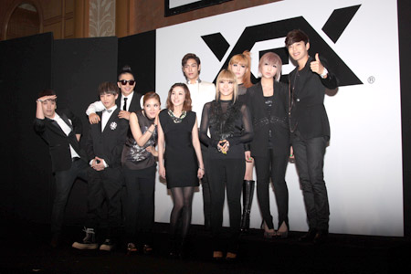 前列左からV.I、G-DRAGON、GUMMY、DARA、CL、後列左からSOL、T.O.P、BOM、MINZY、SE7EN