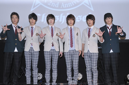 超新星　左からゴニル、ジヒョク、ソンジェ、ユナク、ソンモ、グァンス　撮影：杉山正直