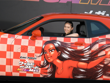 武井咲、自身がペイントされたオリジナル車に笑み | チケットぴあ[映画