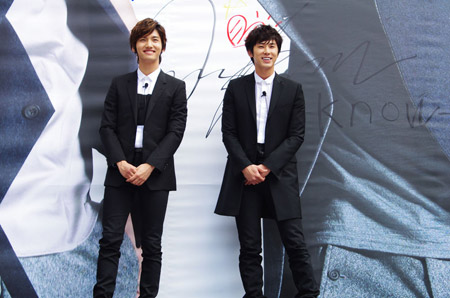 東方神起、巨大ビジュアルにサイン。「こんな大きなサインは初めて