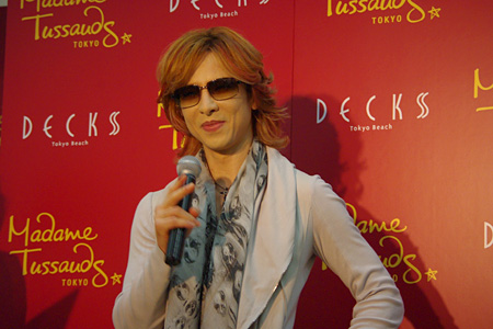 YOSHIKI、自身の等身大フィギュアお披露目会に登場