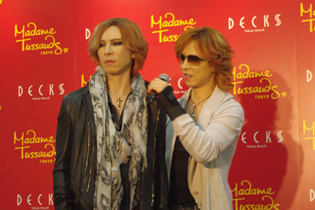 自身のフィギュアにスカーフをプレゼントするYOSHIKI