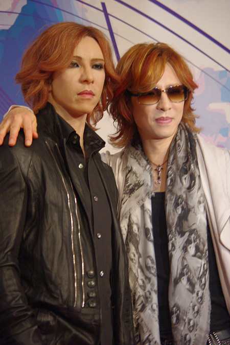 自身の等身大フィギュアと並ぶYOSHIKI