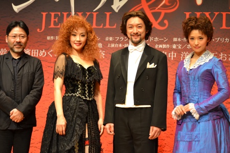 左から 山田和也、濱田めぐみ、石丸幹二、笹本玲奈