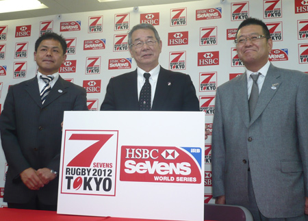 会見より。左から、7人制日本代表監督・村田亙、協会専務理事・矢部達三、トーナメントディレクター・稲垣純一