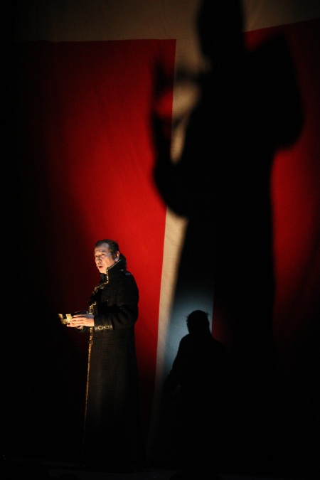 井上芳雄主演ミュージカル『ハムレット』が開幕