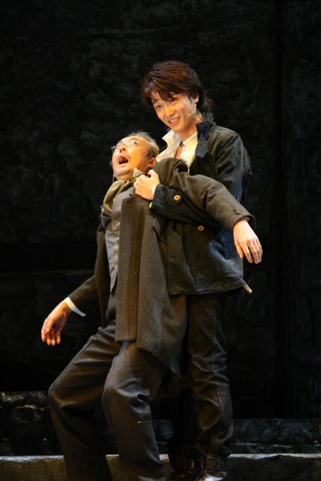 井上芳雄主演ミュージカル『ハムレット』が開幕