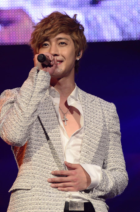 キム・ヒョンジュン、プレミアムライブに2万人が熱狂！ | チケットぴあ