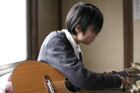 鴨田潤(イルリメ)　写真：三浦知也