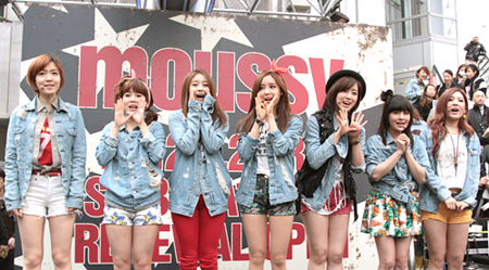 最後のあいさつをするT-ARA　左からファヨン、ソヨン、ジヨン、ヒョミン、ウンジョン、ボラム、キュリ