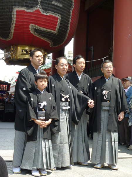 市川亀治郎と俳優・香川照之らが浅草寺でお練り | チケットぴあ[演劇 