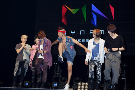 “パルドンドンダンス”を2700にレクチャーするセヨン　撮影：李世午