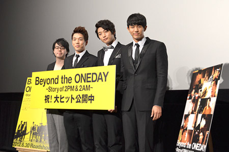 左から大道省一監督、2AMのチャンミン、ジヌン、スロン　撮影：門 宏
