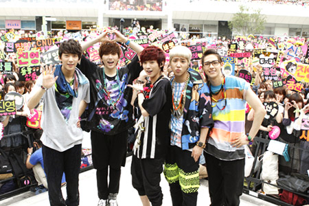 買い物客もビックリ！ B1A4の日本デビュー・イベントに1万2000人