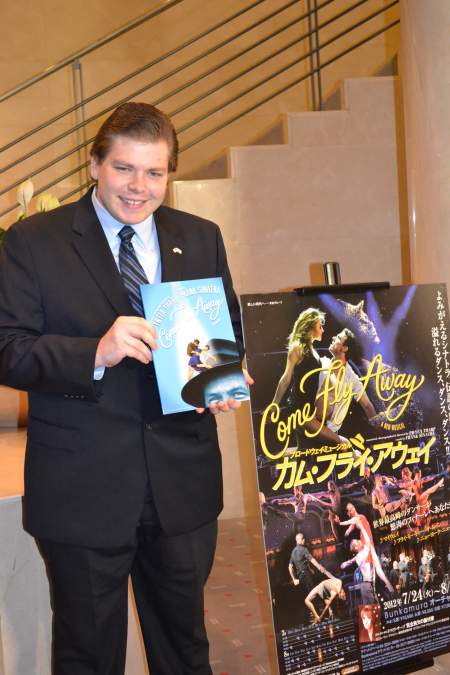 『カム・フライ・アウェイ』に来場したマイケル・シナトラ