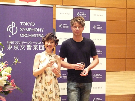 写真右：クシシュトフ・ウルバンスキ 同左：東京交響楽団ソロ・コンサートマスター大谷康子 (記者会見より)