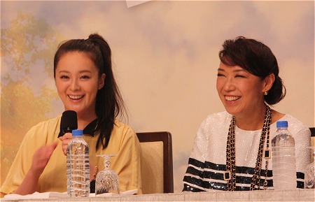 左から貫地谷しほり、松任谷由実
