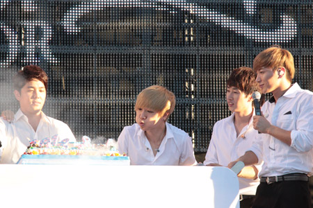 バースデーケーキのろうそくを吹き消すイェソン