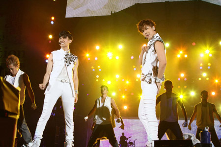 東京公演初日のトリを飾った東方神起 左からチャンミン、ユンホ