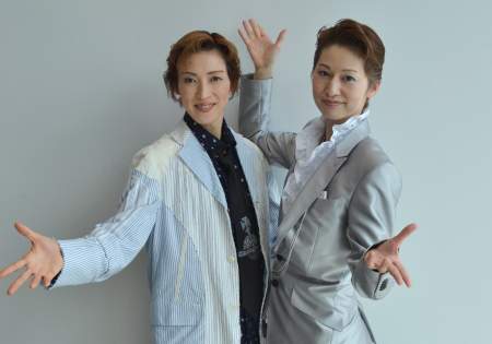 桜花昇ぼる(右)と高世麻央(左)