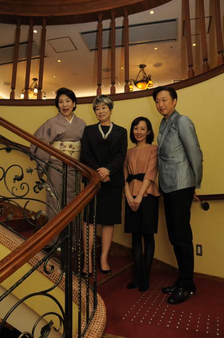 『お嬢さん乾杯』会見より　左から波乃久里子、水谷八重子、瀬戸摩純、市川月乃助