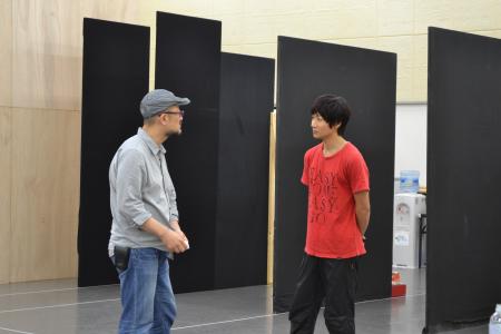 『こどもの一生』稽古風景　左からG2、戸次重幸