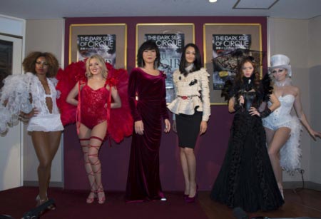 ミッツ・マングローブ、冨永愛。左右は出演ダンサー