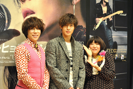 応援団長のKABA.ちゃん(左)、ファン代表の森三中・黒沢かずことスリーショット