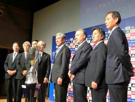 日本代表アニュアルスケジュール2013プレスイベントに出席したアルベルト・ザッケローニ監督ら
