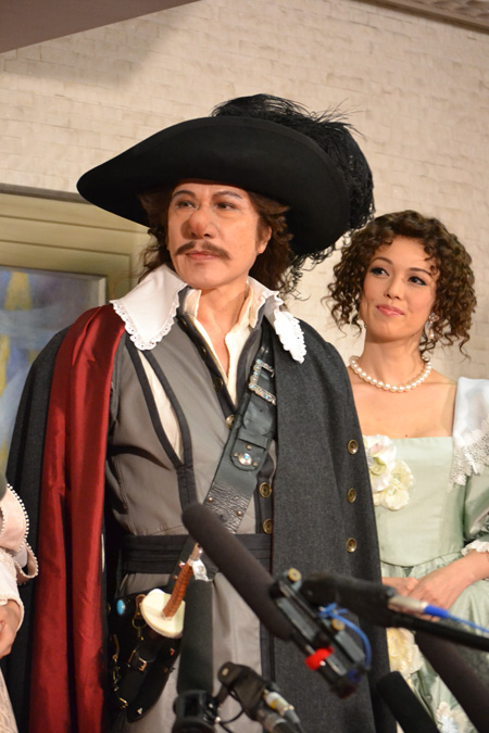 つけ鼻が「うざい」。鹿賀丈史、3年半ぶりに当たり役『シラノ』を上演