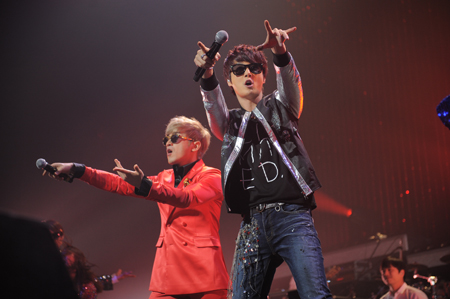 日本単独ツアーを行ったシン・ヘソン(手前) ゲストで登場したイ・ミヌ(写真奥) (C)LIVE WORKS COMPANY