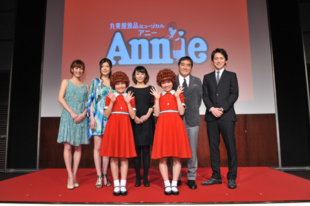 前列左から、吉岡花絵、石川鈴菜。後列左から、杉本有美、彩輝なお、佐藤仁美、目黒祐樹、川久保拓司