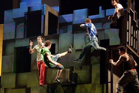 シルク・エロワーズ『iD（アイディー）』より。「トランポウォール」　(C)Theatre T & Cie