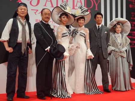 左から、松尾貴史、田山涼成、霧矢大夢、真飛聖、寺脇康文、江波杏子