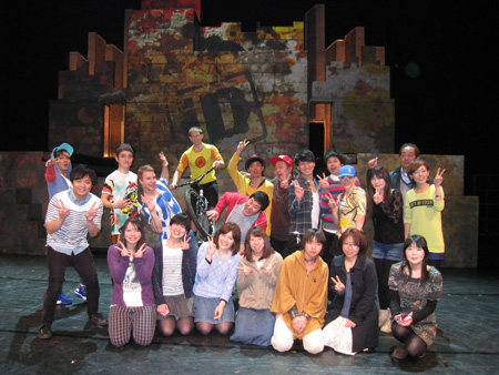 舞台の上で、揃ってみんなで記念撮影