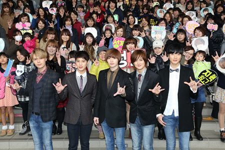 新シングルのリリース記念イベントを行った超新星　左からジヒョク、ソンモ、ソンジェ、グァンス、ゴニル