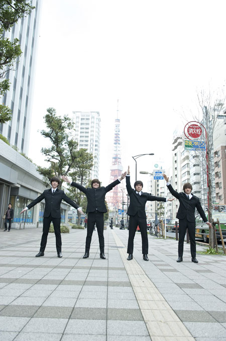 東京タワーをバックに『ヘルプ!』のジャケット再現も