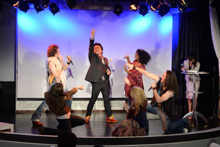 キャストとともにステージに上がるパパイヤ鈴木