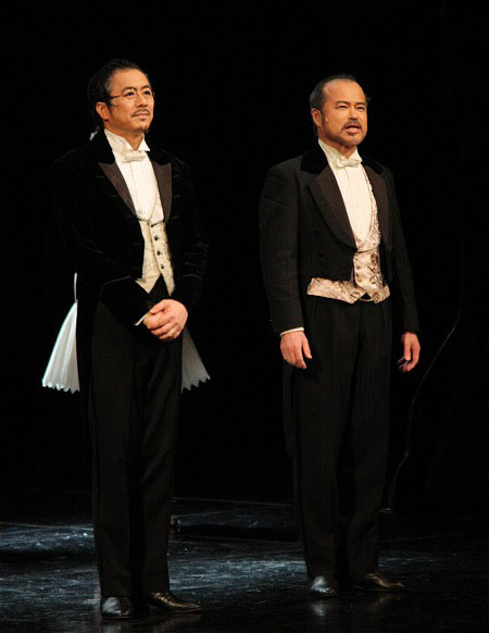 ムッシュー・アンドレ役の増田守人(左)、ムッシュー・フィルマン役の青木朗(右)