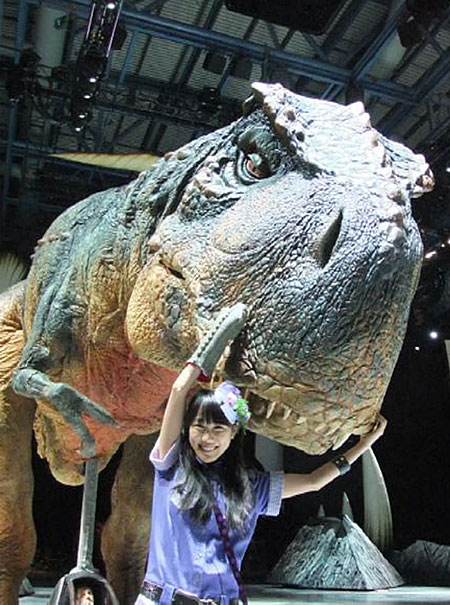 高城れに、自分の顔の何十倍もの顔の大きさを持つ実物大のティラノサウルスとツーショット