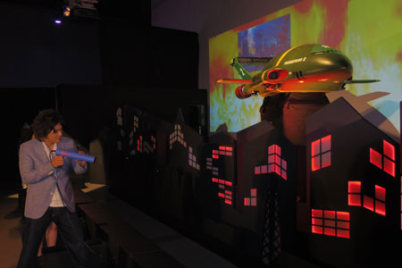 細川茂樹がサンダーバード2号とともに消火活動を体験 (C)ITC