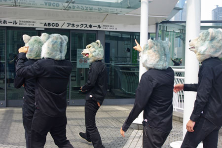 会場をそぞろ歩くMAN WITH A MISSION