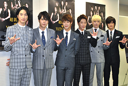 活動再開の会見に臨んだ超新星　左からゴニル、ジヒョク、ユナク、ソンモ、ソンジェ、グァンス