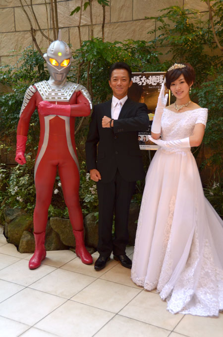 風見しんご、田名部生来。ウルトラセブンと記念撮影