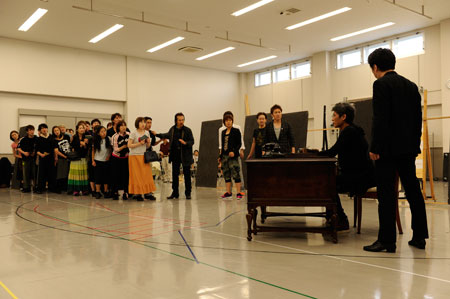 会見当日行われた、公開舞台稽古より