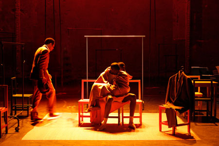 ピーター・ブルックの『ザ・スーツ』 (C)Johan Persson